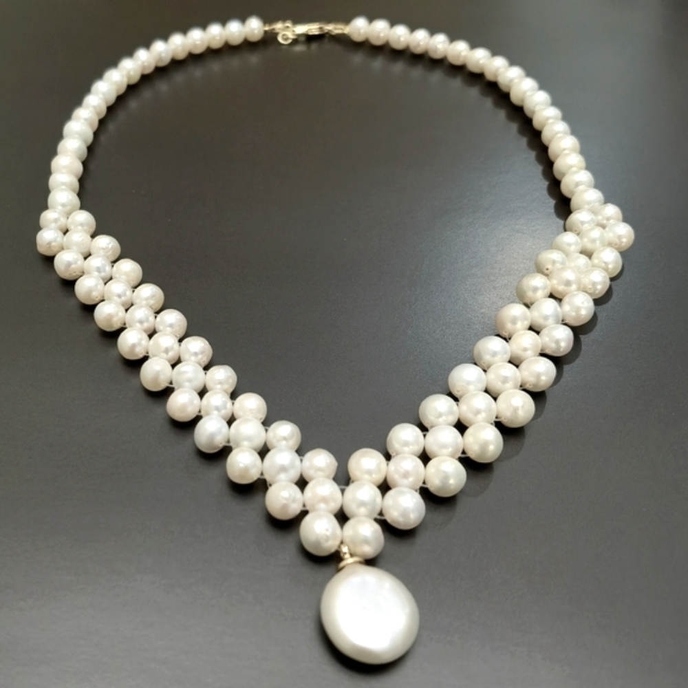 Freshwater pearls braid necklace.